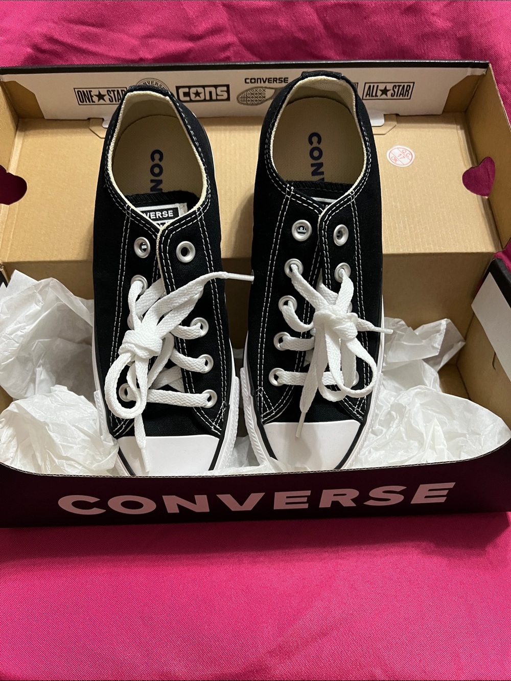 Converse Women’s size 6 classic low tops ,Black and White